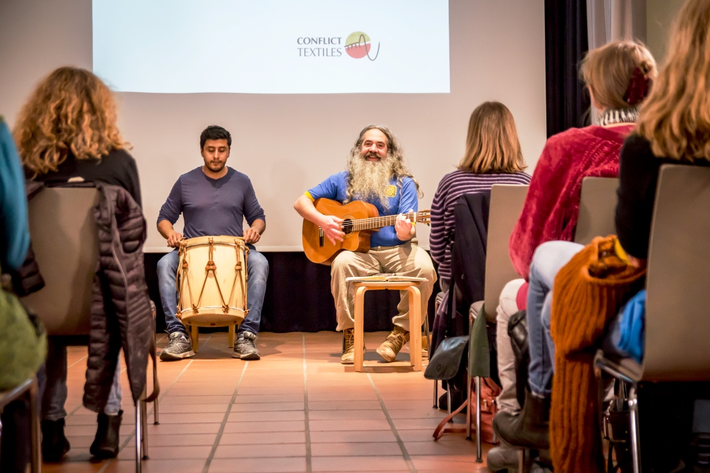 Attendees at the exhibition launch on 17th January listen to musicians Federico Ponce (left) and Pablo Penia (right). (Photo: Gerardo Gazmuri)